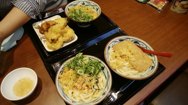 家族で行く丸亀製麺 会計は必ず人数分で分けた方がお得 その理由とは ポテポテの月イチ管釣り 毎日子育て